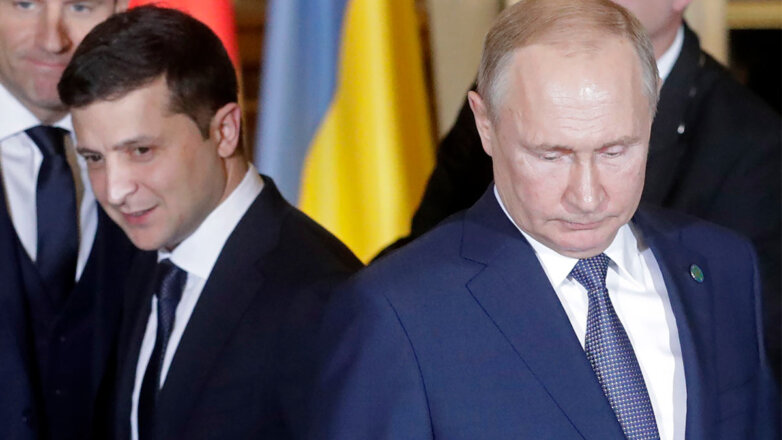 Президент Украины Владимир Зеленский (слева) и президент России Владимир Путин (справа) во время встречи в рамках саммита 