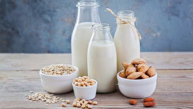 Мифы о еде: польза и вред растительного молока, заменяет ли оно коровье