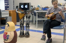 Российские школьники научили робота играть на балалайке