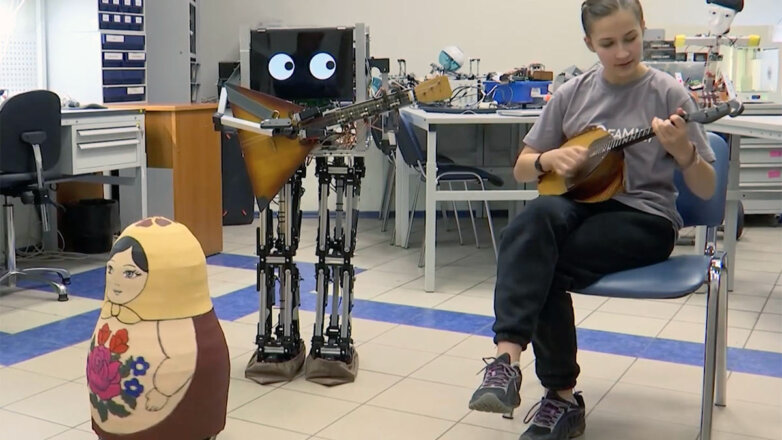 Российские школьники научили робота играть на балалайке