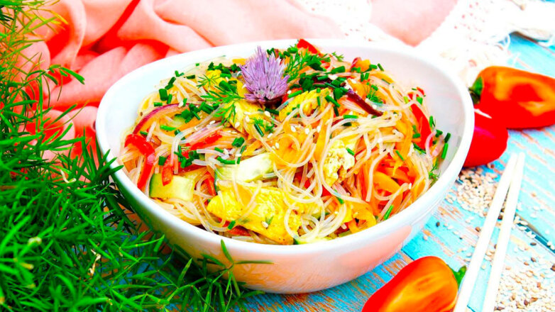 30 минут на кухне: салат из фунчозы с курицей