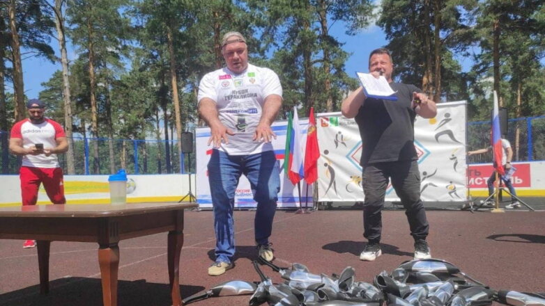Россиянин установил мировой рекорд, скрутив в трубочку 46 сковородок