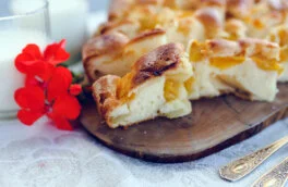 30 минут на кухне: простой рецепт шарлотки с персиками