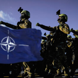 Times: страны Прибалтики обсудили развертывание войск НАТО у российских границ