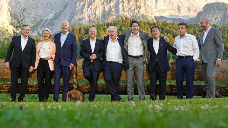 Лидеры Большой семерки позируют во время группового фото