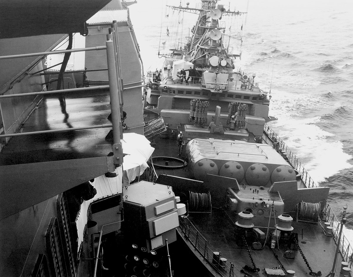 СКР "Беззаветный" вытесняет из советских территориальных вод американский крейсер. 12 февраля 1988 г.