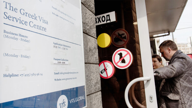Греция приостановит работу визового центра в Москве