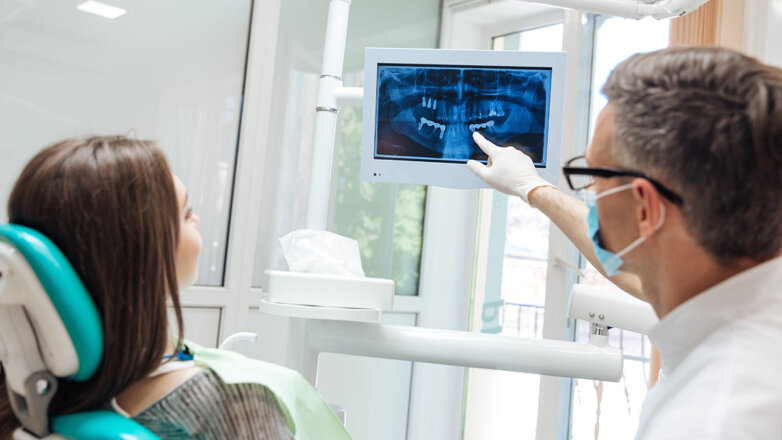 Стоматолог Лосев назвал 4 причины пожелтения зубов