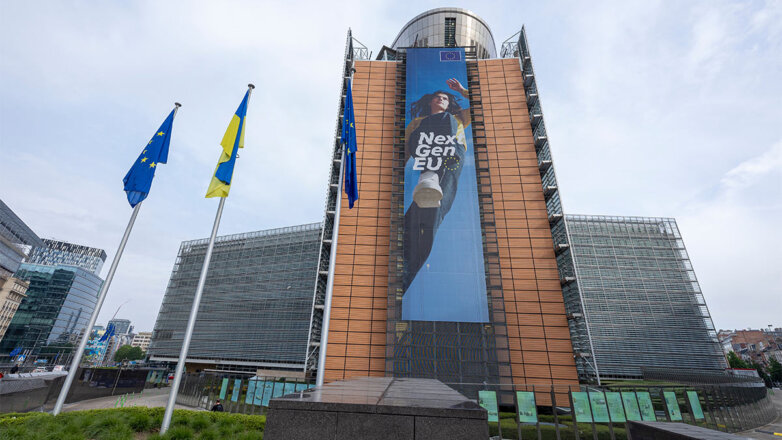 1098651 Здание Еврокомиссии и флаг Украины