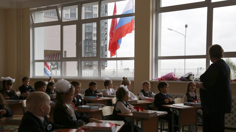 Минпросвещения утвердило стандарт поднятия флага в российских школах