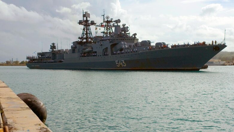 Отряд российских боевых кораблей прибыл в порт Вьетнама
