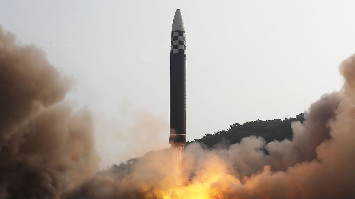 Испытательный пуск межконтинентальной баллистической ракеты на территории КНДР