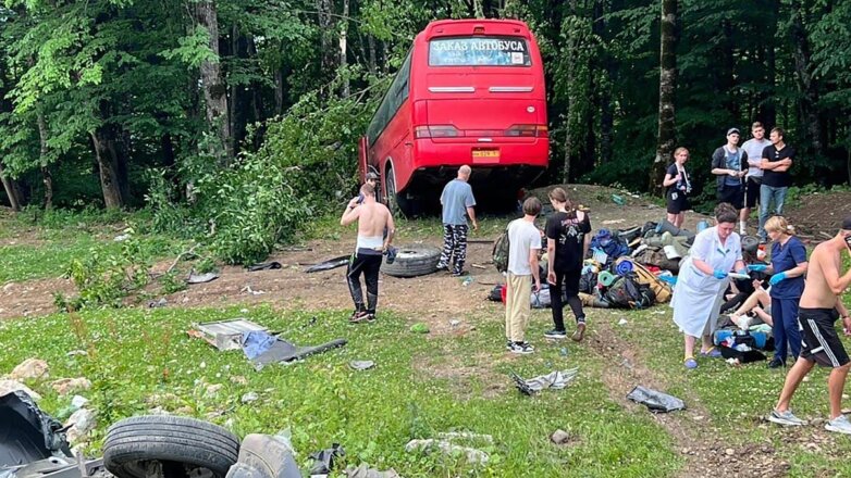 В ДТП с туристическим автобусом на Кубани пострадали 13 человек