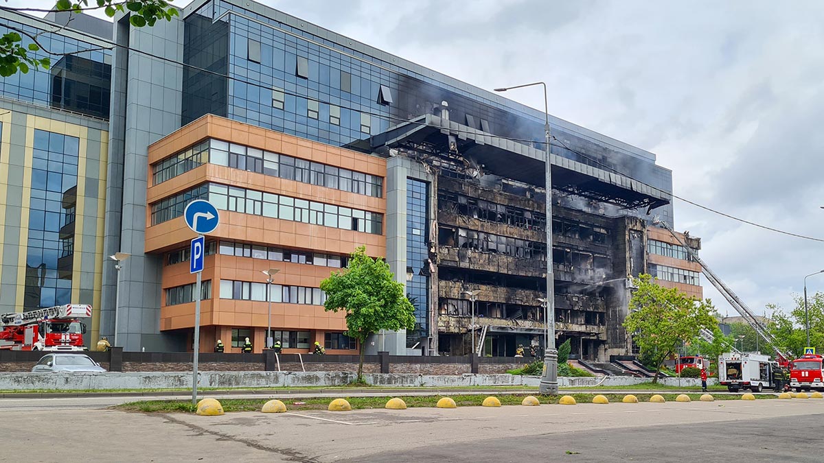 На месте пожара в московском бизнес-центре "Гранд Сетунь плаза" взяли пробы воздуха