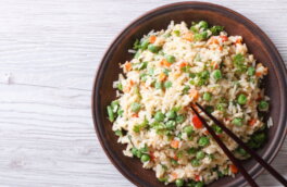 30 минут на кухне: жареный рис по-тайски с яйцом и овощами