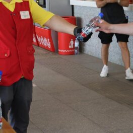 Из-за жары в московском метро начали раздавать бутылки с водой