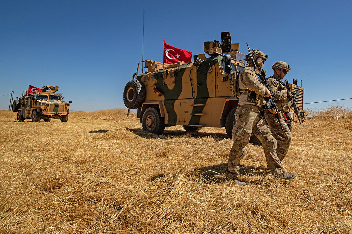 Солдаты США около военной техники Турции
