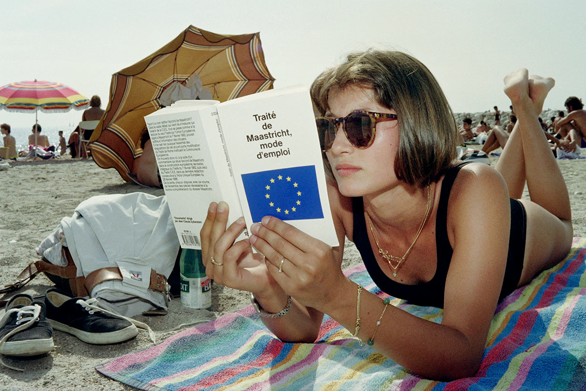 Женщина читает книгу о Маастрихтском договоре