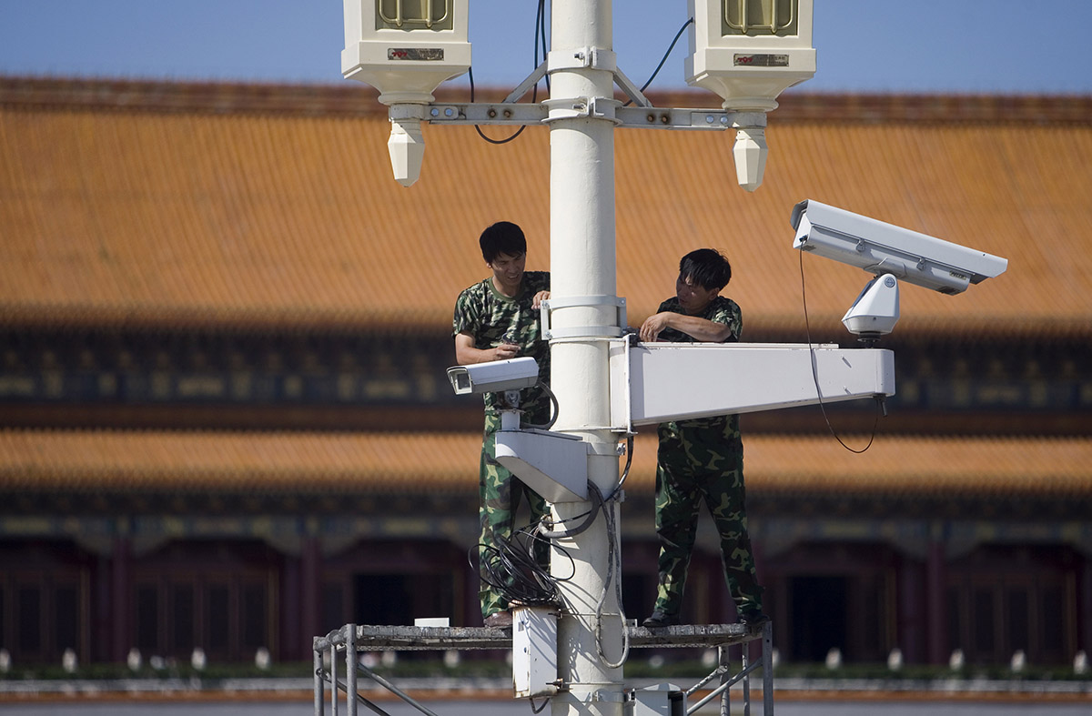 Установка камер видеонаблюдения на площади Тяньаньмэнь в Пекине