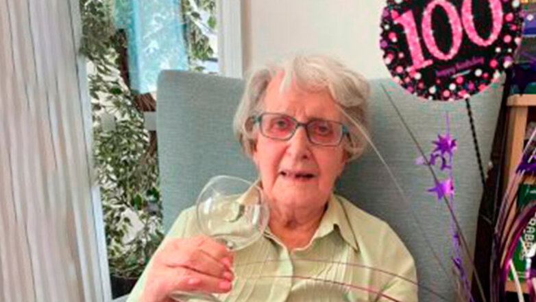 Женщина отпраздновала сотый день рождения и поделилась секретом долголетия