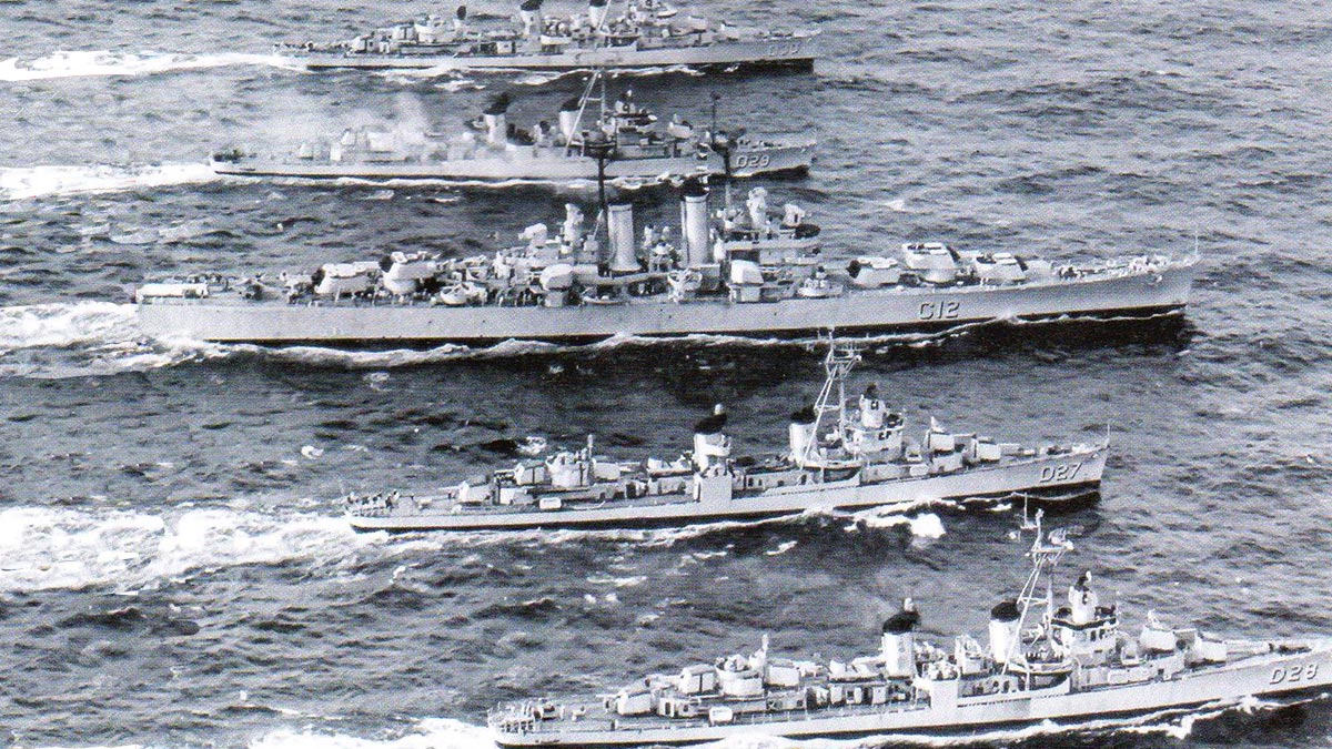 Крейсер «Тамандаре» под эскортом четырех эсминцев типа «Флетчер»