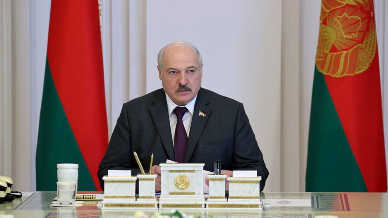 Лукашенко заявил, что распорядился привести армию в боевую готовность из-за событий в РФ