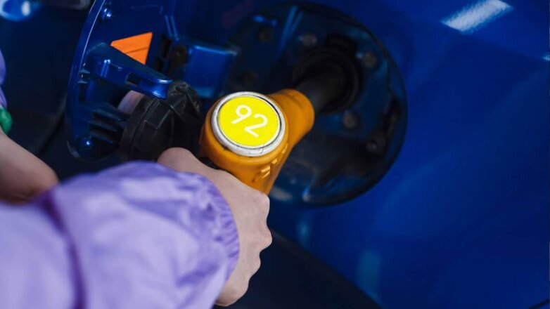 Биржевая цена бензина Аи-92 в России неделю держится ниже 40 тысяч рублей за тонну