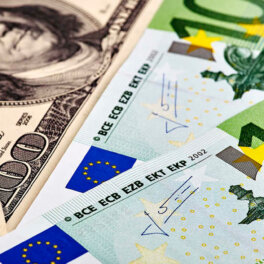Банк России продлил еще на полгода ограничения на перевод денег за рубеж
