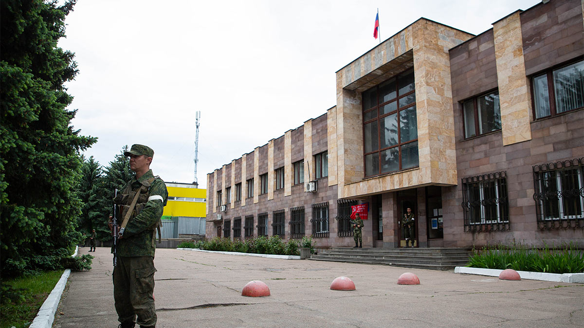Военнослужащие Народной милиции ЛНР у здания военно-гражданской администрации города Светлодарска