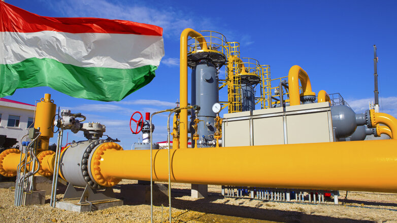 Флаг Венгрии и газовые трубы