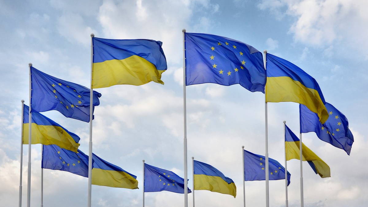Флаги Украины и Европейского союза