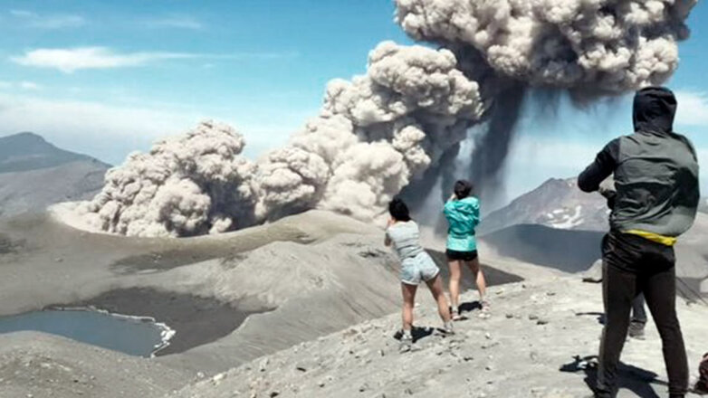 Вулкан Эбеко близ Северо-Курильска выбросил столб пепла на высоту 2,5 километра