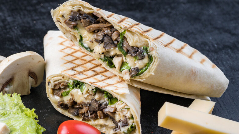 30 минут на кухне: рулет из лаваша с сыром и грибами
