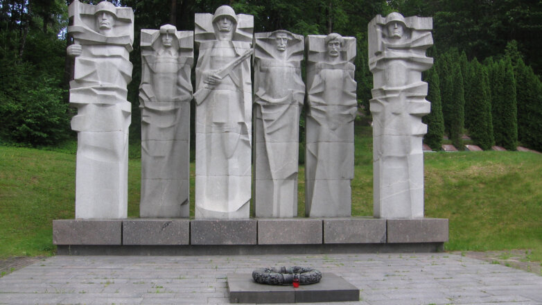 Правительство Латвии одобрило демонтаж 69 советских памятников