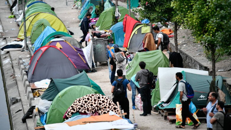 В Париже бездомные мигранты требуют их заселить в центрах для украинцев