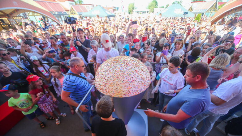 В Москве установили мировой рекорд, приготовив мороженое весом 100 кг