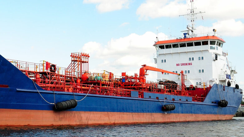 Освобожденный в Греции бывший российский танкер идет в порт Пирей