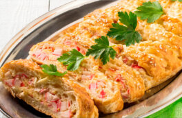 30 минут на кухне: пирог с крабовыми палочками и брынзой