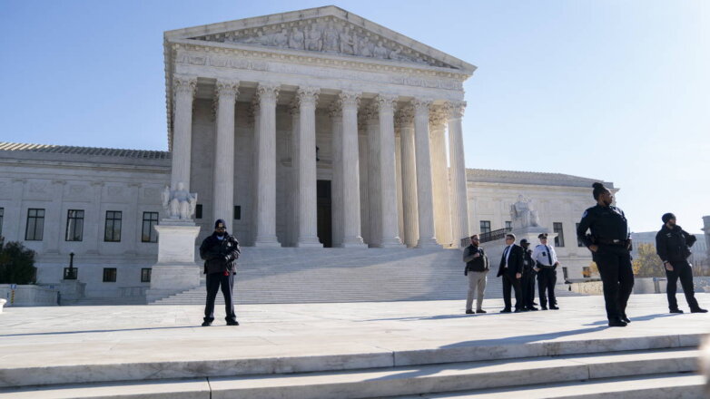 Полиция Капитолия США у здания Верховного суда в Вашингтоне