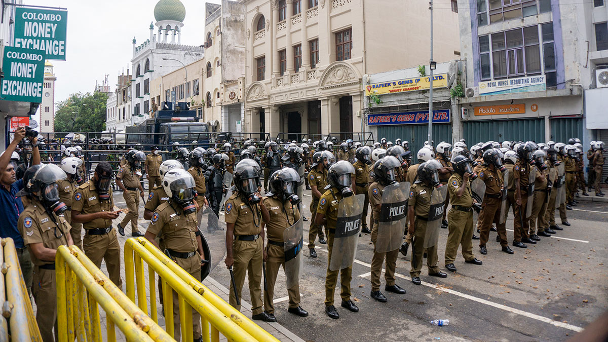 Шри-Ланка ввела режим чрезвычайного положения после отъезда президента