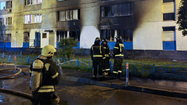 Пожарные на месте возгорания в хостеле на Алма-Атинской улице
