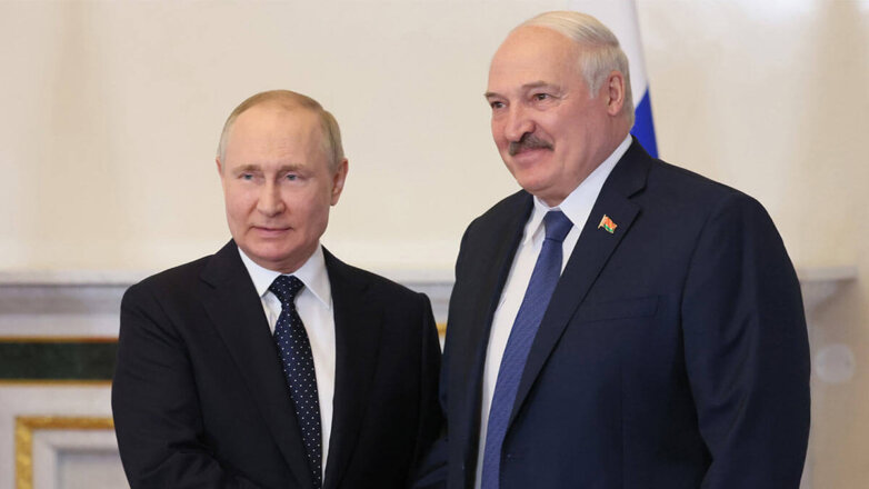 Президент РФ Владимир Путин (слева) и президент Белоруссии Александр Лукашенко (справа)