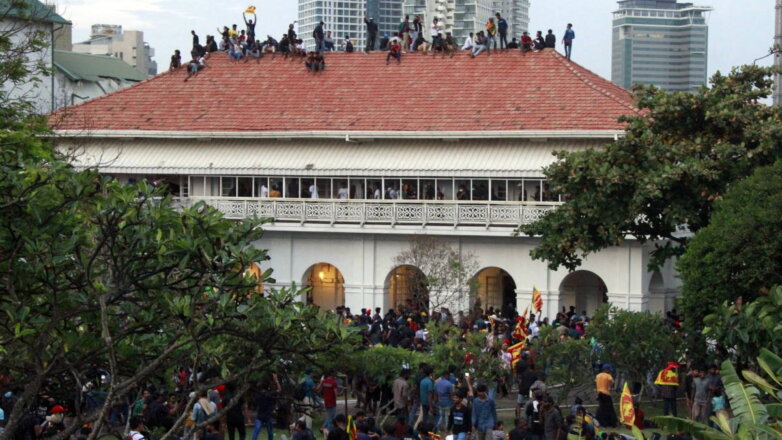 Протестующие подожгли резиденцию премьера Шри-Ланки