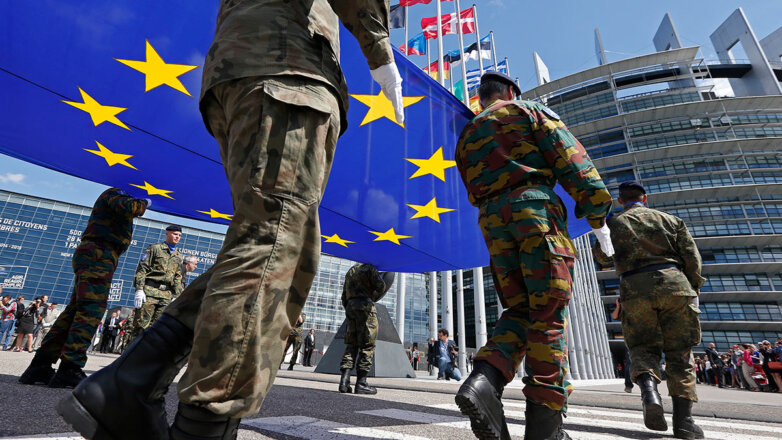 Солдаты несут флаг Евросоюза
