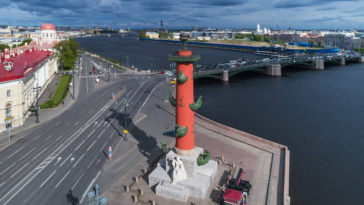 В Петербурге в честь Дня ВМФ зажгут факелы Ростральных колонн и праздничную подсветку
