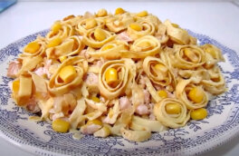 Оригинальный и сытный: итальянский салат с блинами и копченой курицей