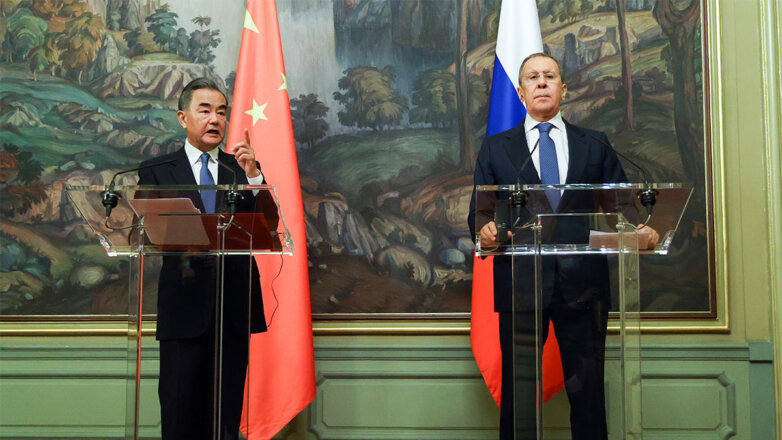 Министр иностранных дел Китая Ван И (слева) и министр иностранных дел России Сергей Лавров (справа)