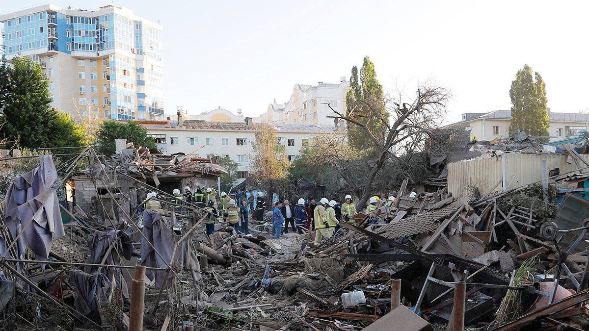 Белгород. Сотрудники МЧС РФ на месте разрушенного в результате обстрела дома