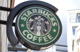 Менеджер Starbucks в США отсудила право быть белой