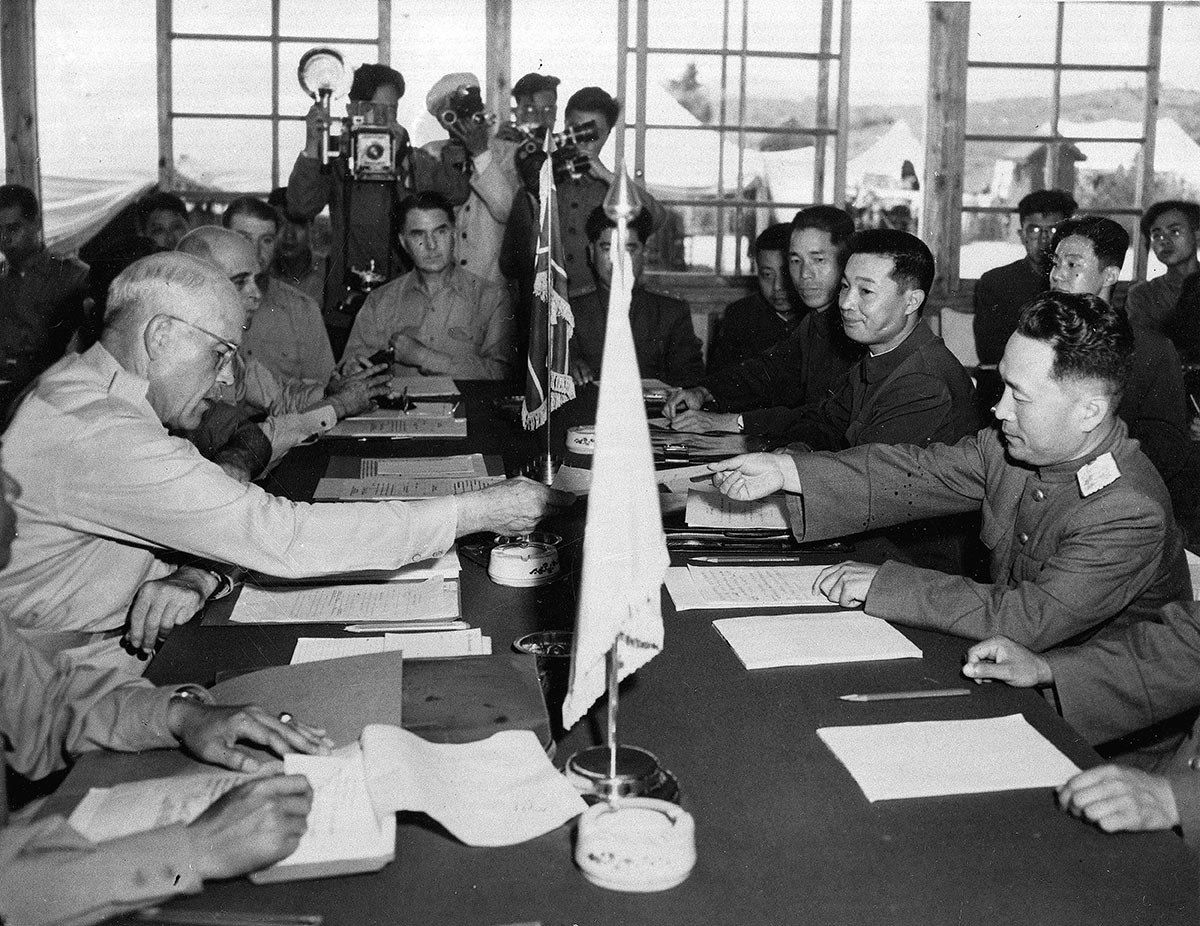 Участники переговоров о перемирии в 1953 году в Корее